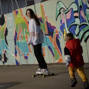 Oversize mikina s prostřihy – šedá - první obrázek z galerie