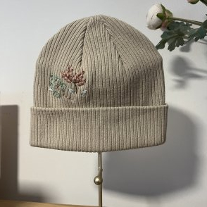 Bavlněná vyšívaná čepice – krémová - první obrázek z galerie