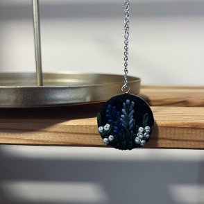 Vyšívaný přívěsek – tmavě modrá - první obrázek z galerie
