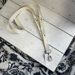 Vyšívaný popruh na telefon – Bílé květy - druhý obrázek z galerie
