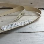 Vyšívaný popruh na telefon – Bílé květy - třetí obrázek z galerie