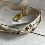Vyšívaný popruh na telefon – Růže - třetí obrázek z galerie