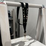 Vyšívaný popruh na telefon – Růže - čtvrtý obrázek z galerie