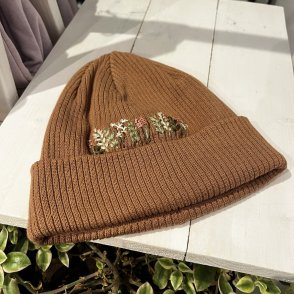 Bavlněná vyšívaná čepice – karamelovo růžová - první obrázek z galerie