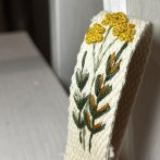 Vyšívaná klíčenka – Žlutá kvítka - třetí obrázek z galerie
