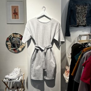 Šaty s krátkým rukávem – světlá šedá - první obrázek z galerie