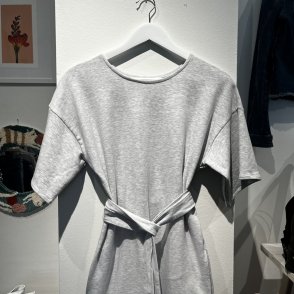 Šaty s krátkým rukávem – světlá šedá - druhý obrázek z galerie