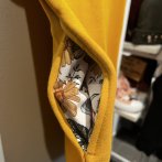 Šaty s krátkým rukávem – hořčicová - třetí obrázek z galerie